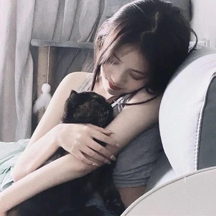9顶假发的女孩